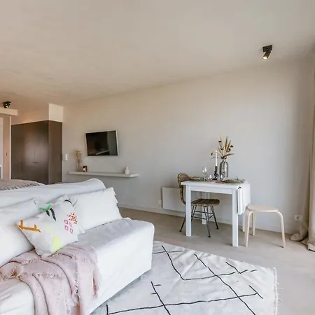 Huswell - Modern With Magnificent Seaview *